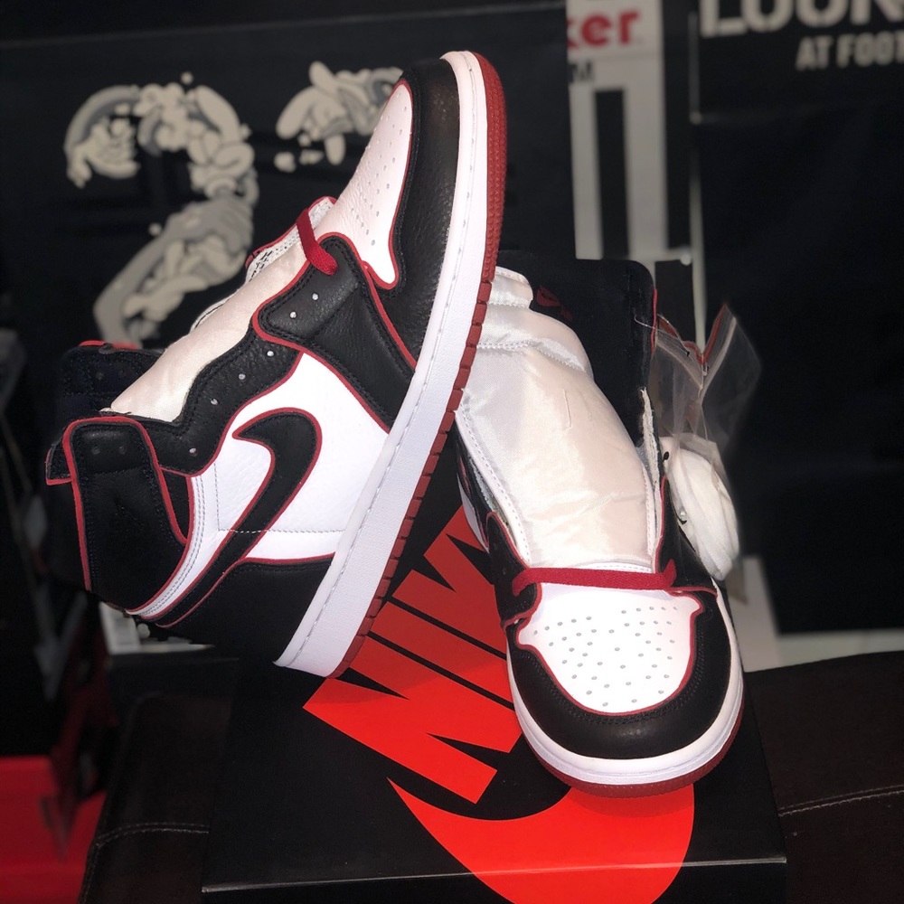 Air Jordan 1 Bloodlines